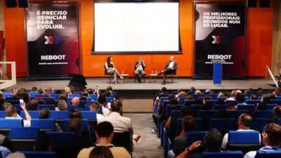 Marqueteiros Globais se Reúnem em Brasília para Estratégias Eleitorais Cruciais!