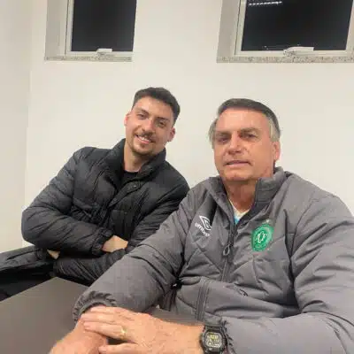 Jair Renan Visita Bolsonaro na Papudinha: Confiança e Esperança na Libertação