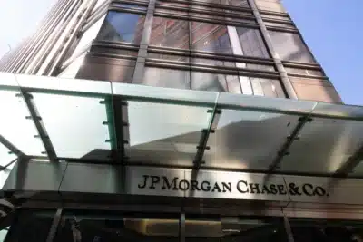 JPMorgan Chase Ataca Trump: Busca Transferência para Justiça Federal!