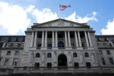 BoE Mantém Juros Estáveis e Avalia Cenário Econômico Global Turbulento