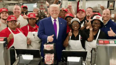 Trump Surpreende em Fast Food em Roma, Ataca Biden com “Auto-Pen”