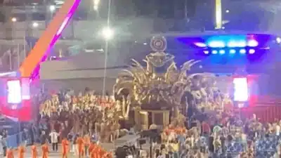 Carro Alegórico da Escolinha de Samba Atropela 3 Homens no Rio!