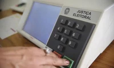 Urna Eletrônica Brasileira: Segurança e Confiança na Democracia Eletrônica