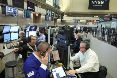 Wall Street em Rotação: Dow Jones e Nasdaq Caem, PayPal em Queda e Nova Aposta na Amex