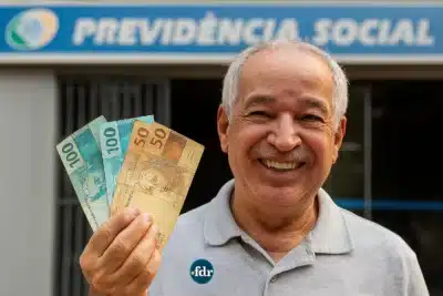 INSS antecipa 13º para aposentados: Alívio de R$ 1.300 miliona para 35,2 milhões!