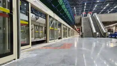 Linha 3-Vermelha do Metrô em ALERTA: Caos, Passageiros em Passearelas e Interrupção!