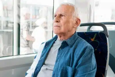 Idosos Alvo de Golpes: Como Evitar Prejuízos em Passagens Rodoviárias!