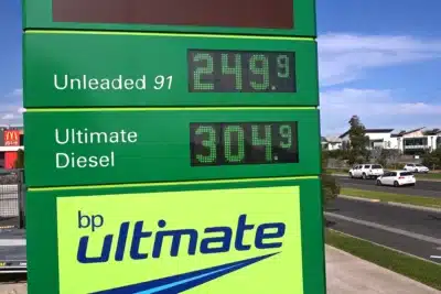 Trump e Irã: Negociações de Paz Urgentes e Alerta de Preços de Petróleo Altos