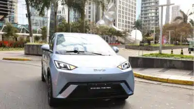 BYD Destrói Hegemonia Global e Assume o Trono de Vendas de Elétricos em 2025!