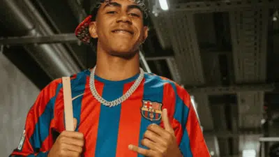 Barcelona Revive Ícone de 2005/06 com Camisa de Ronaldinho e Messi!