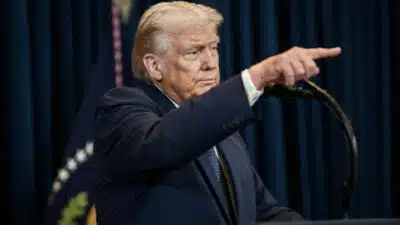 Trump ataca políticas de DEI em contratos federais – Decisão polêmica!