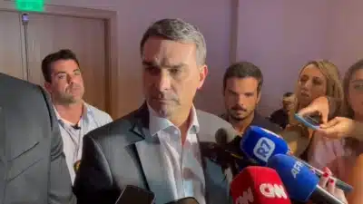 Flávio Bolsonaro Aposta em Medida Humanitária para Jair Bolsonaro em Custódia