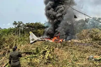 Avião Militar Colombiano Cai na Amazônia: Dezenas de Mortos e Desaparecidos!
