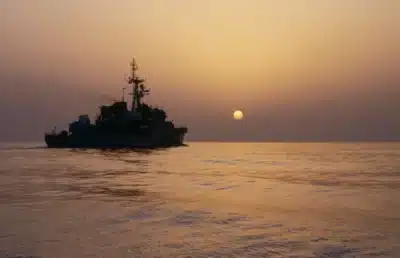 Estreito de Ormuz em Crise: Preços de Petróleo Disparam e Rotas Marítimas em Risco!