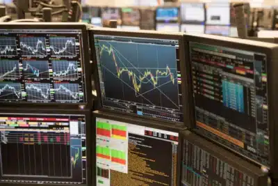 Bolsas da Europa em queda acentuada: crise global e tensão no Oriente Médio abalam mercados