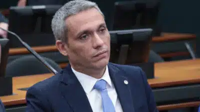 Flávio Bolsonaro em “Zero Um”: Imitação Polêmica e Estratégia de Campanha Surpreendente!