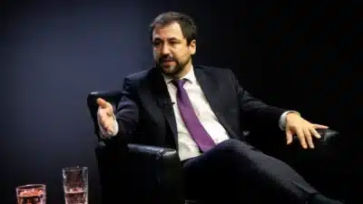 Governo Aponta Polarização e Fake News como Obstáculos na Comunicação em 2026