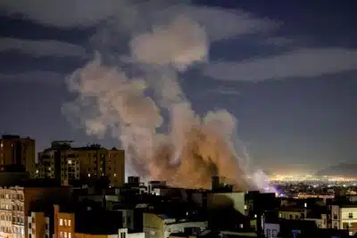 Teerã em Chamas: Explosões e Ataques Contínuos Levam a Mortes e Negociações Urgentes