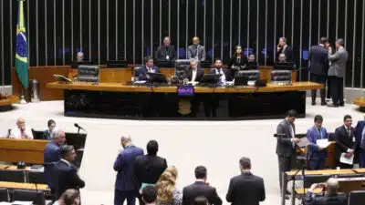 Câmara aprova “bolha” fiscal: licença-paternidade expandida em R$ 12 bilhões!