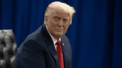 Trump e o Escândalo dos Sapatos Gigantes: Uma Piada que Dividiu a Casa Branca!