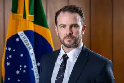 Novo Ministro da Fazenda, Durigan, Define Estratégias para Economia Brasileira