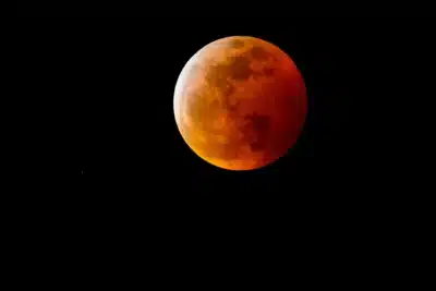 Lua de Sangue: Eclipse Lunar Total Deslumbrará Américas em Espectáculo Cósmico!