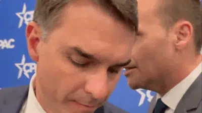 Flávio Bolsonaro causa polêmica com tradução e ataca sistema eleitoral americano!