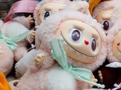 Pop Mart Bombeia Lucros: Crescimento Exponencial e Novas Parcerias em 2025!