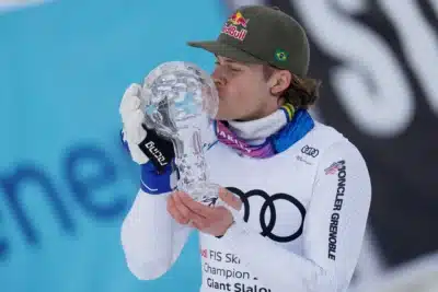Lucas Pinheiro faz história e conquista título mundial de esqui alpino!