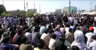 Karachi em Chamas: Protestos no Consulado Americano e Retaliação Iraniana Desestabilizam Região!