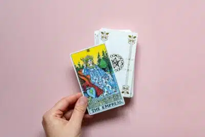 Tarot Revela: Avanços e Alertas para Cada Signo em Dia de Energia Vibrante!