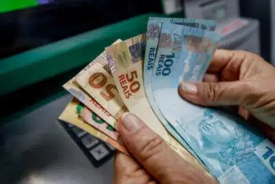 Lua em Gêmeos: Horóscopo Revela Riscos e Oportunidades Financeiras em 1º de Abril