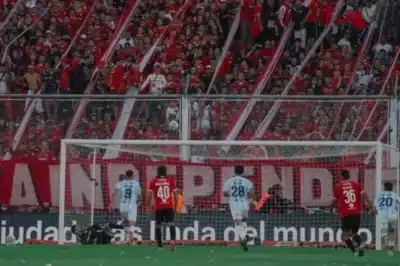 Pênalti Inacreditável e Abraço Inusitado: Independiente Vence Clássico!