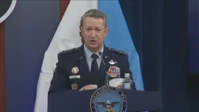 Forças dos EUA mantêm alerta total após acordo com Irã? Dan Caine revela detalhes!