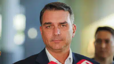 Flávio Bolsonaro: “Liberte o Brasil” e ataca PT em discurso explosivo!