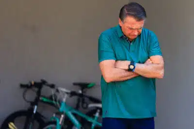 Bolsonaro em crise: Pareceres médicos indicam cirurgia no ombro após internação!