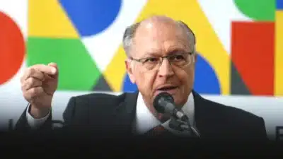 Alckmin ataca Bolsonaro: “Democracia versus Ditadura” em declaração explosiva!