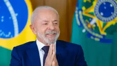 Lula critica disputa por terras raras: “Vender o petróleo do Brasil é vergonha!”