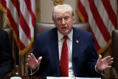 Trump define prazo e ameaça Irã com risco energético ao Estreito de Ormuz