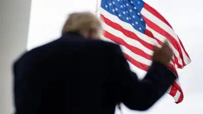 Trump Orquestra Resgate Polêmico e Ameaça “Inferno” ao Irã!